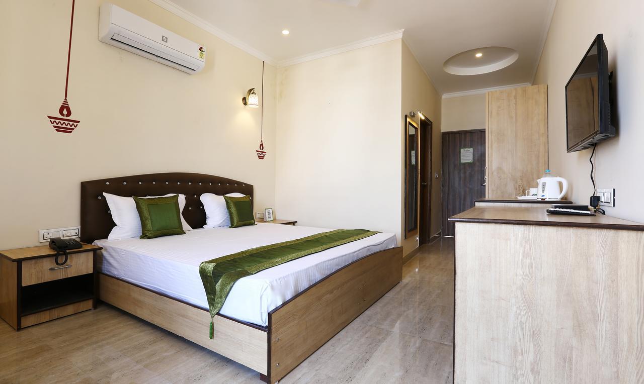 Treebo Blessing Bells Hotel Dehradun Ngoại thất bức ảnh